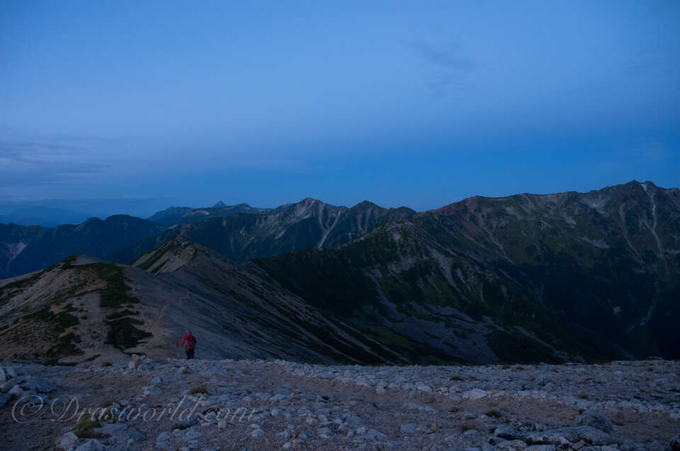 水晶岳に向かって歩き出す早朝の登山
