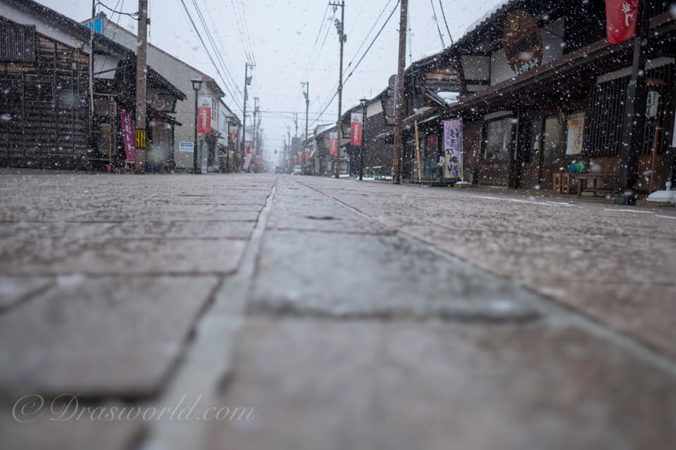 雪舞う七間通り。XF16mmで撮影。