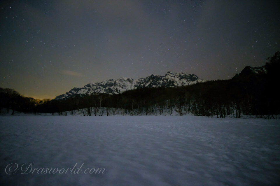 3月の真夜中の戸隠にある鏡池