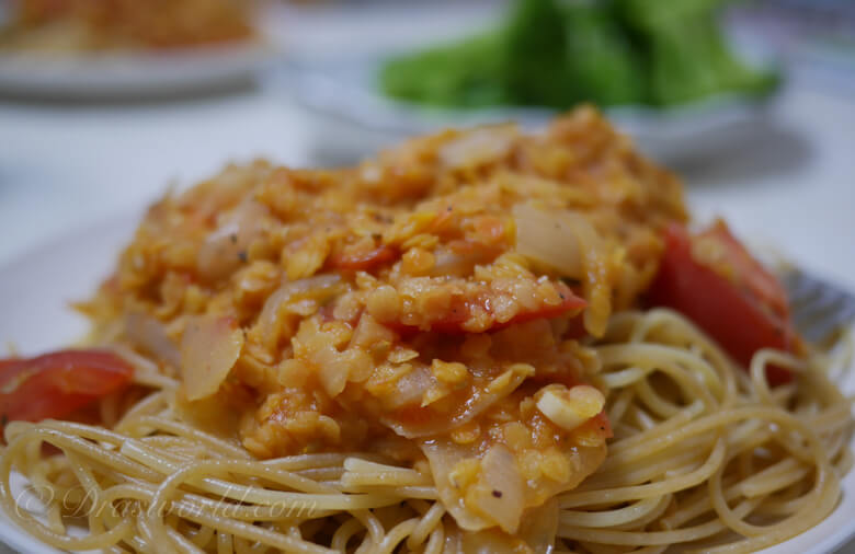 トマトとレンズ豆の煮込みパスタ