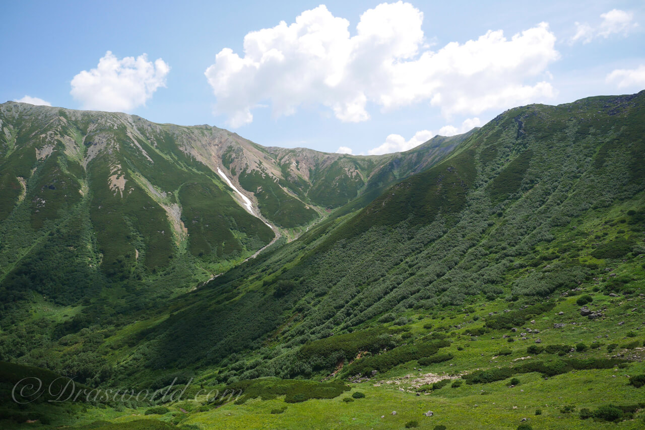 ED12-40mm絞り開放F2.8で撮影した日中の山岳風景