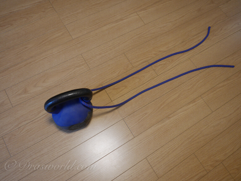 ロープを通した20kgのケトルベル
