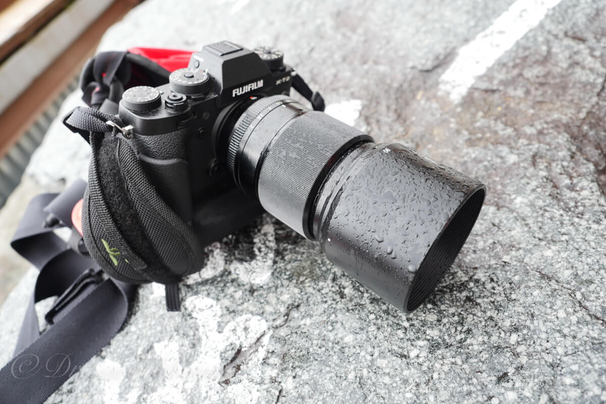 小雨に濡れるX-T2とXF90mm